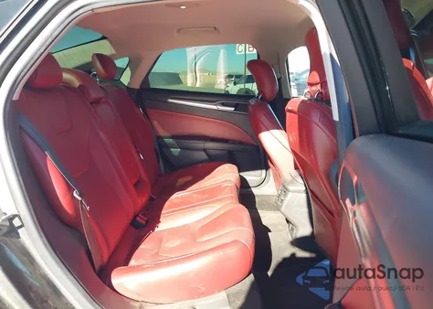 2014 Ford Fusion Energi Titanium z USA, uszkodzony, nr VIN 3FA6P0SU1ER337439